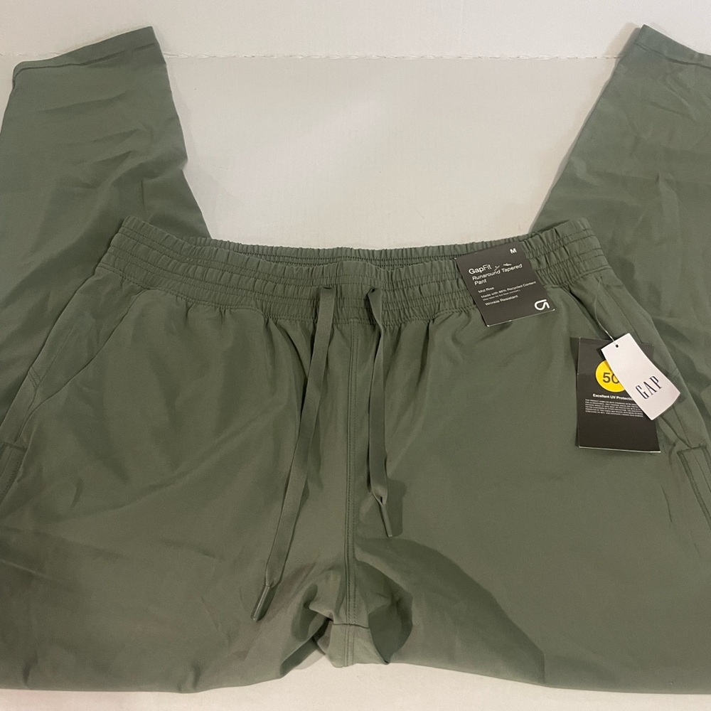 GAPFit Runaround High Rise Tapered Pants Olive Green SPF 50 | M | NWT - Picture 5 of 5